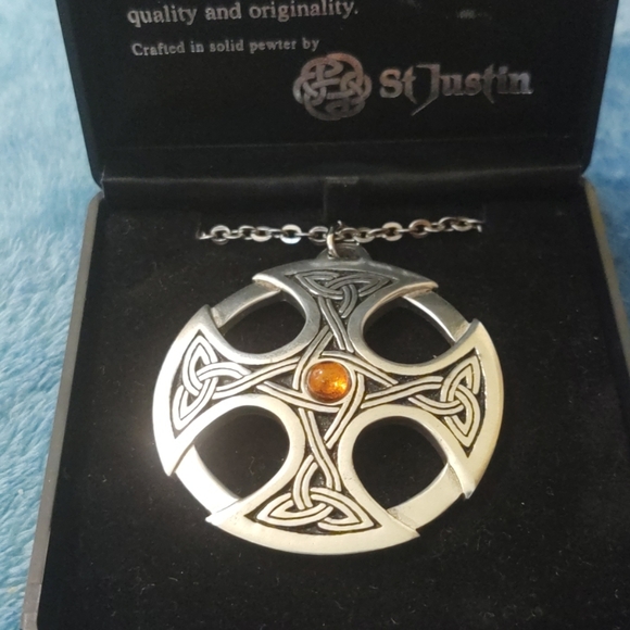 St Justin Celtic Cross - Picture 6 of 6